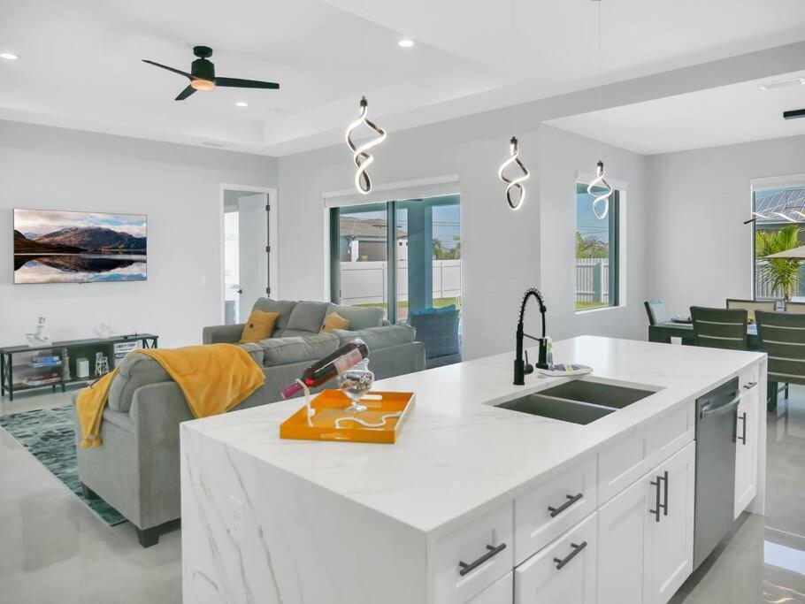 Casa Sevilla, Heated Pool, Sleeps 9, 4B3B Cape Coral Exteriör bild